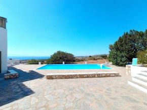 Cheerful 2 bedroom villa with pool.